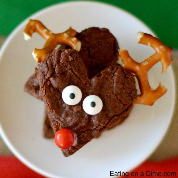 Try these easy Christmas desserts for your next holiday party. 25 easy Christmas treats everyone will love. Simple and easy Christmas dessert recipes. 