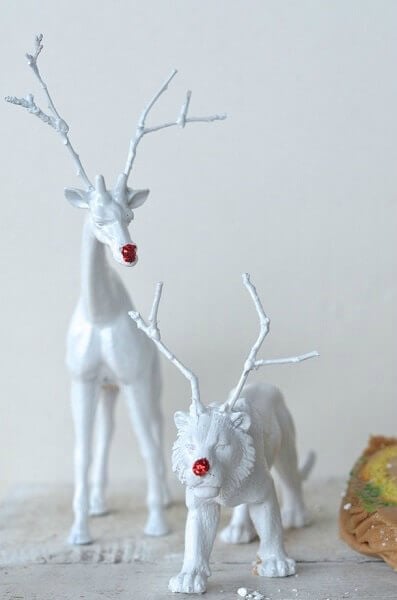 Create Christmas table top decorations with these easy ideas. 15 DIY Christmas table decorations anyone can make. Simple Christmas table decoration ideas. Figurines painted as Rudolph.