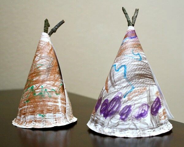 The kids will have a blast wiith these fun and easy Thanksgiving crafts for toddlers. 20 easy Thanksgiving crafts for toddlers they will love. Paper plates turned into a teepee and decorated with crayons.