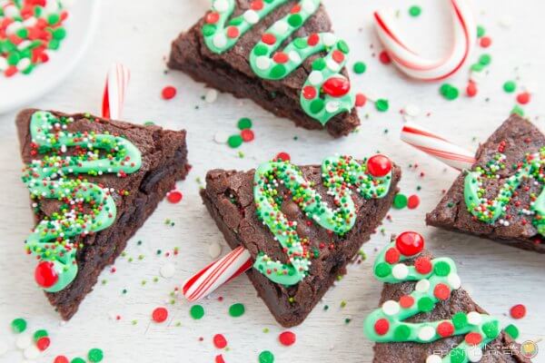 Try these easy Christmas desserts for your next holiday party. 25 easy Christmas treats everyone will love. Simple and easy Christmas dessert recipes. 