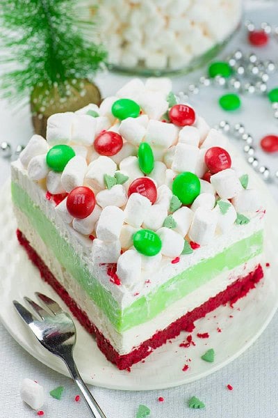 Try these easy Christmas desserts for your next holiday party. 25 easy Christmas treats everyone will love. Simple and easy Christmas dessert recipes. 