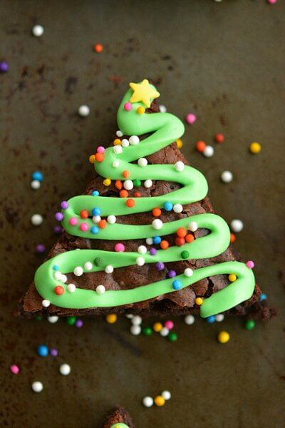 Try these easy Christmas desserts for your next holiday party. 25 easy Christmas treats everyone will love. Simple and easy Christmas dessert recipes. 