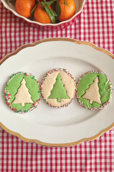 Try these easy Christmas desserts for your next holiday party. 25 easy Christmas treats everyone will love. Simple and easy Christmas dessert recipes. 