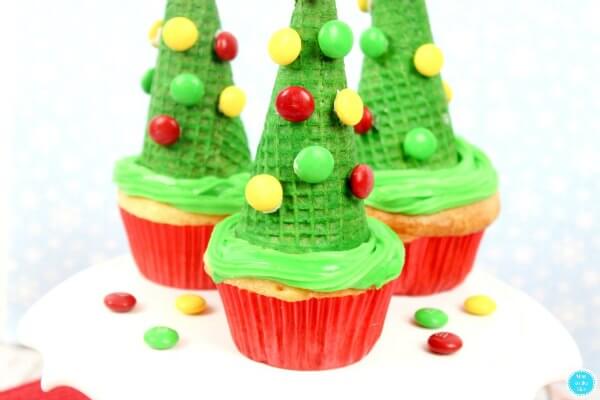 Try these easy Christmas desserts for your next holiday party. 25 easy Christmas treats everyone will love. Simple and easy Christmas dessert recipes. 