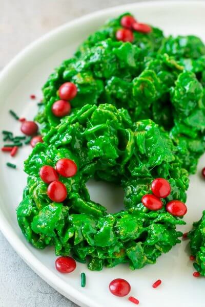 Try these easy Christmas desserts for your next holiday party. 25 easy Christmas treats everyone will love. Simple and easy Christmas dessert recipes. 
