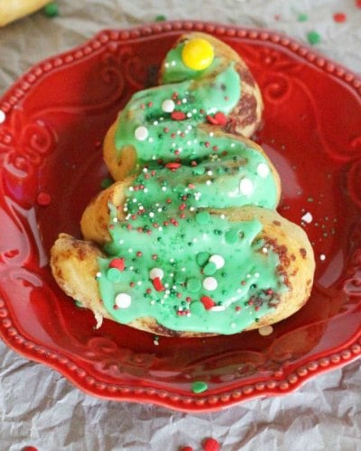 Make your Christmas breakfast menu special with these holiday breakfast ideas.20 Christmas breakfast recipes the family will love.Holiday breakfast recipes. Cinnamon roll Christmas tree on a red plate.