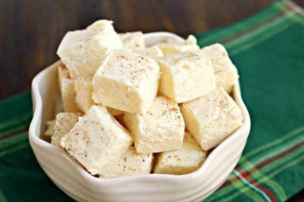 Try these easy Christmas desserts for your next holiday party. 25 easy Christmas treats everyone will love. Simple and easy Christmas dessert recipes. 