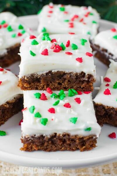 Try these easy Christmas desserts for your next holiday party. 25 easy Christmas treats everyone will love. Simple and easy Christmas dessert recipes. 