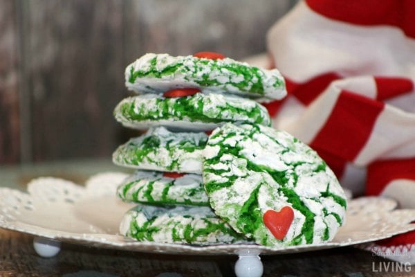 Try these easy Christmas desserts for your next holiday party. 25 easy Christmas treats everyone will love. Simple and easy Christmas dessert recipes. 