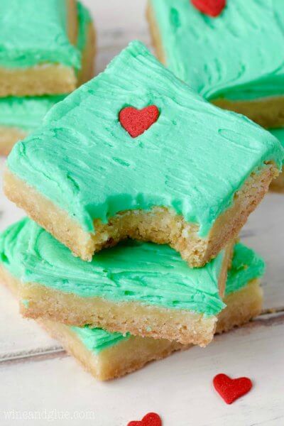Try these easy Christmas desserts for your next holiday party. 25 easy Christmas treats everyone will love. Simple and easy Christmas dessert recipes. 