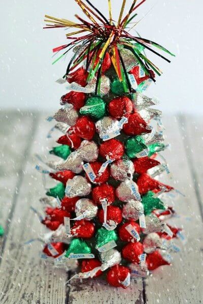 Find Christmas centerpieces that are stunning yet simple to make. 20 Christmas centerpieces ideas to make your home festive. Try DIY Christmas Centerpieces. Find Christmas centerpieces that are stunning yet simple to make. 20 Christmas centerpieces ideas to make your home festive. Try DIY Christmas Centerpieces.