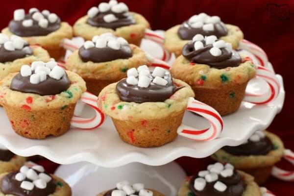 Try these easy Christmas desserts for your next holiday party. 25 easy Christmas treats everyone will love. Simple and easy Christmas dessert recipes. 