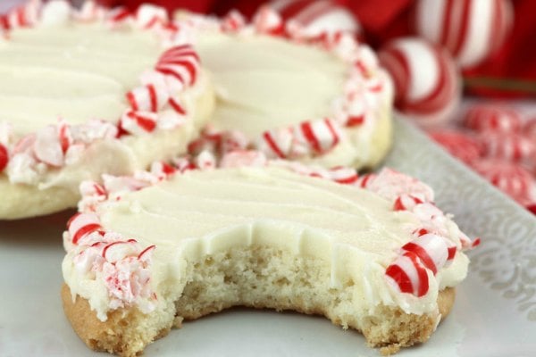 Try these easy Christmas desserts for your next holiday party. 25 easy Christmas treats everyone will love. Simple and easy Christmas dessert recipes. 