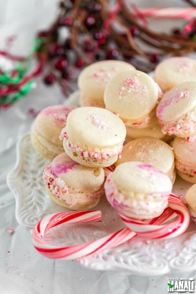 Try these easy Christmas desserts for your next holiday party. 25 easy Christmas treats everyone will love. Simple and easy Christmas dessert recipes. 