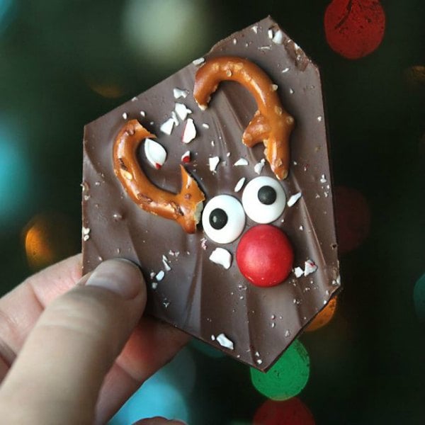 Try these easy Christmas desserts for your next holiday party. 25 easy Christmas treats everyone will love. Simple and easy Christmas dessert recipes. 