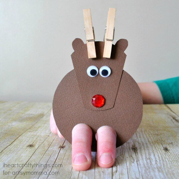 Find Easy Christmas ideas for families here. 20 Fun Christmas activities ideas for kids or toddlers from crafts to games that kids will love. Christmas activities to keep them busy. These are perfect for the classroom too! #onecrazymom #christmasactivities #kidactivities Reindeer finger puppet being played with.