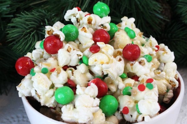 Try these easy Christmas desserts for your next holiday party. 25 easy Christmas treats everyone will love. Simple and easy Christmas dessert recipes. 