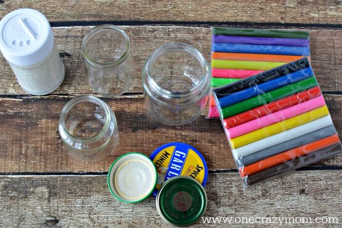 Learn how to make a snow globe craft! This DIY snow globe is so easy and fun to make.Homemade snow globes are so special. Make your own snow globe today! Supplies needed for DIY Snow Globe - modeling clay, jars, glitter, paint, paint brush.