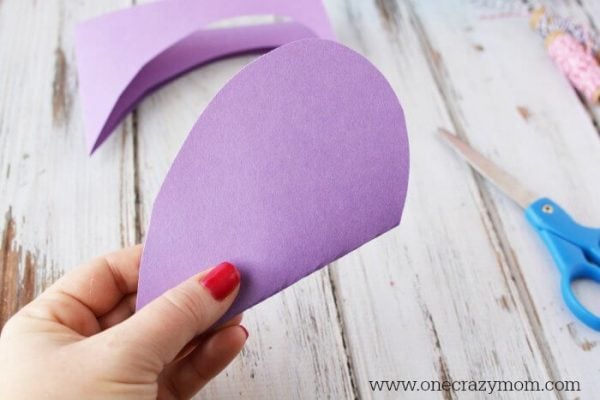 Let the kids make homemade suncatchers for the perfect Valentine's Day Craft. They will love this heart suncatcher and it's so simple to make. Let the kids make homemade suncatchers for the perfect Valentine's Day Craft. They will love this heart suncatcher and it's so simple to make.