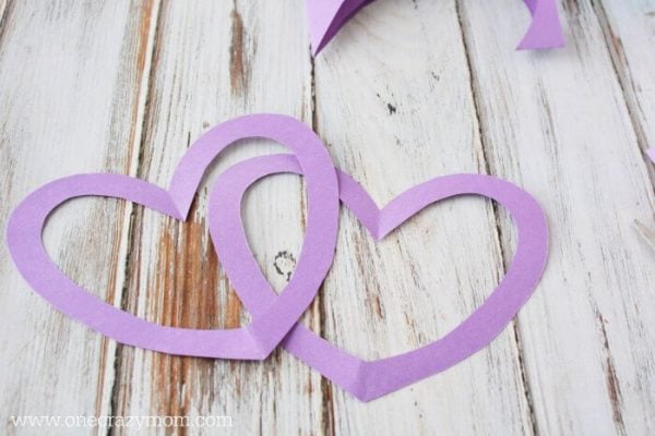 Let the kids make homemade suncatchers for the perfect Valentine's Day Craft. They will love this heart suncatcher and it's so simple to make. Let the kids make homemade suncatchers for the perfect Valentine's Day Craft. They will love this heart suncatcher and it's so simple to make.
