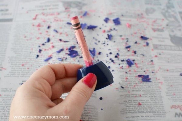 Let the kids make homemade suncatchers for the perfect Valentine's Day Craft. They will love this heart suncatcher and it's so simple to make. Let the kids make homemade suncatchers for the perfect Valentine's Day Craft. They will love this heart suncatcher and it's so simple to make.