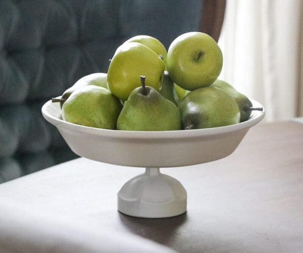 We have over 20 DIY Farmhouse decor ideas that are easy to make. Find lots of ideas that are budget friendly and simple to create for your home. Fruit bowl with apples.