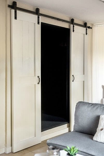 We have over 20 DIY Farmhouse decor ideas that are easy to make. Find lots of ideas that are budget friendly and simple to create for your home. Barn doors open in living room.