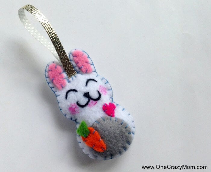 Easter felt crafts are so fun! Learn how to make a Bunny Charm. DIY Easter crafts are so simple. Kids will love this easy bunny craft! Find Easter craft ideas for kids. Easter crafts for kids they will love! Bunny Charm ready to hang and use.
