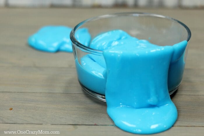 Learn how to make slime for kids that is calming for a great sensory activity. You only need a few simple ingredients for this quick slime recipe. Blue slime in a bowl.