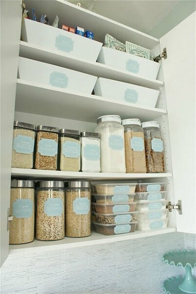 You will love these Dollar Store Kitchen Organization ideas! 20 Kitchen Organization hacks to get your kitchen in order for just a $1! You can't beat that! Dollar Store containers on shelves.