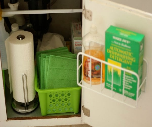 You will love these Dollar Store Kitchen Organization ideas! 20 Kitchen Organization hacks to get your kitchen in order for just a $1! You can't beat that! Under the sink organizer.