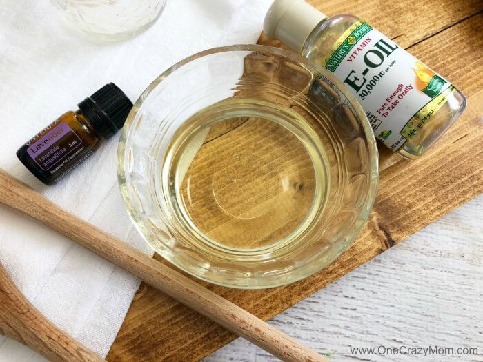 Learn how to make makeup remover. With only 3 ingredients, you will have the best eye makeup remover! This diy makeup remover is quick and easy. Try the best makeup remover. Bowl with oil.