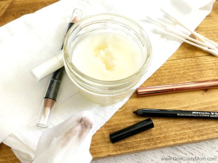 Learn how to make makeup remover. With only 3 ingredients, you will have the best eye makeup remover! This diy makeup remover is quick and easy. Try the best makeup remover. Makeup remover in jar.