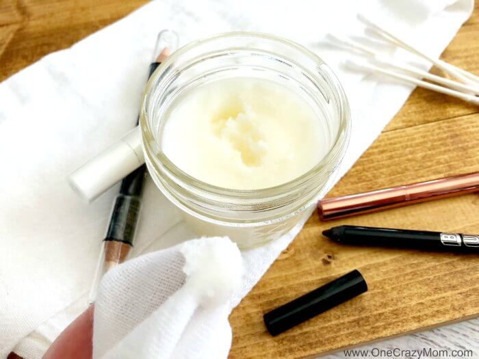 Learn how to make makeup remover. With only 3 ingredients, you will have the best eye makeup remover! This diy makeup remover is quick and easy. Try the best makeup remover. Jar of makeup remover.