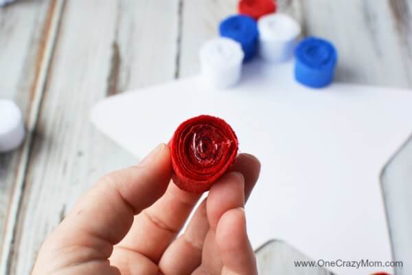 This DIY 4th of July wreath is made with crepe paper and takes very little time to make! Try this Fourth of July wreath with dollar store supplies! This DIY 4th of July wreath is made with crepe paper and takes very little time to make! Try this Fourth of July wreath with dollar store supplies!