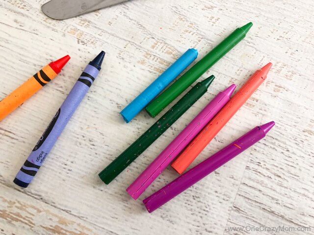 Learn how to make crayons shaped like mermaid tails! These are perfect for a mermaid birthday party. It's so easy once you know how to make crayons. Try these fun mermaid tails crayons. Kid's will love all the glitter! They are so pretty! Crayons ready to melt.