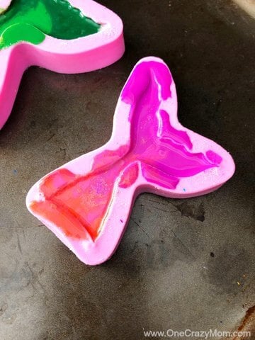 Learn how to make crayons shaped like mermaid tails! These are perfect for a mermaid birthday party. It's so easy once you know how to make crayons. Try these fun mermaid tails crayons. Kid's will love all the glitter! They are so pretty! Melted crayons in mold