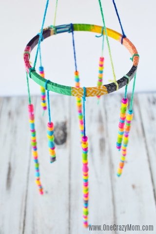 DIY wind chimes are really simple to make. Learn how to make wind chimes. It's so simple and easy. Everyone will have a blast making these pretty wind chimes. DIY Wind Chimes hanging.