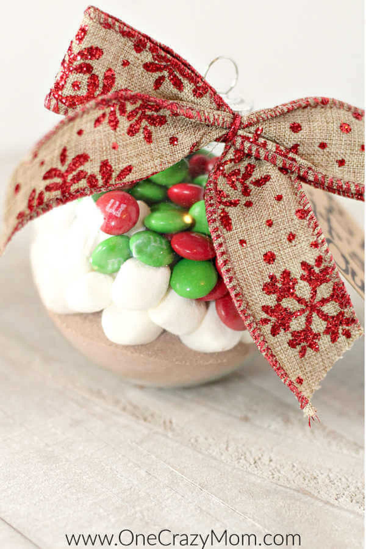 This easy Hot Cocoa Ornament is one of our favorite Hot Chocolate Gift Ideas. Individual hot chocolate gifts make such a thoughtful gift everyone will love! This easy Hot Cocoa Ornament is one of our favorite Hot Chocolate Gift Ideas. Individual hot chocolate gifts make such a thoughtful gift everyone will love!