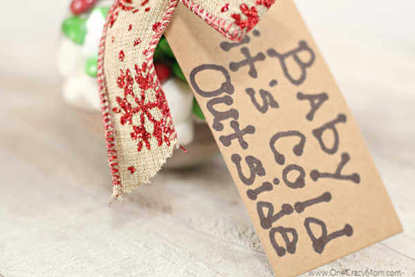 This easy Hot Cocoa Ornament is one of our favorite Hot Chocolate Gift Ideas. Individual hot chocolate gifts make such a thoughtful gift everyone will love! This easy Hot Cocoa Ornament is one of our favorite Hot Chocolate Gift Ideas. Individual hot chocolate gifts make such a thoughtful gift everyone will love!
