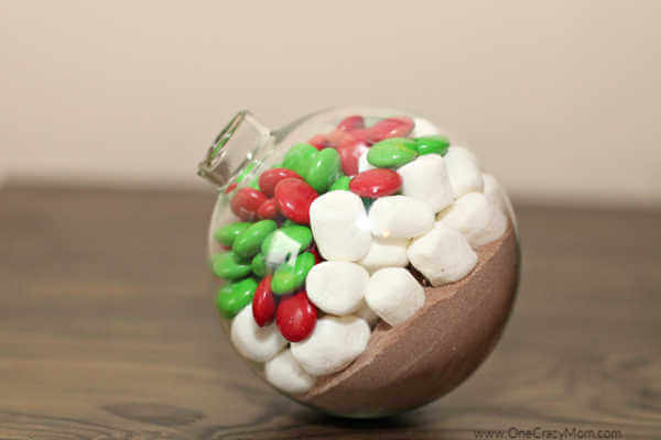 This easy Hot Cocoa Ornament is one of our favorite Hot Chocolate Gift Ideas. Individual hot chocolate gifts make such a thoughtful gift everyone will love! This easy Hot Cocoa Ornament is one of our favorite Hot Chocolate Gift Ideas. Individual hot chocolate gifts make such a thoughtful gift everyone will love!
