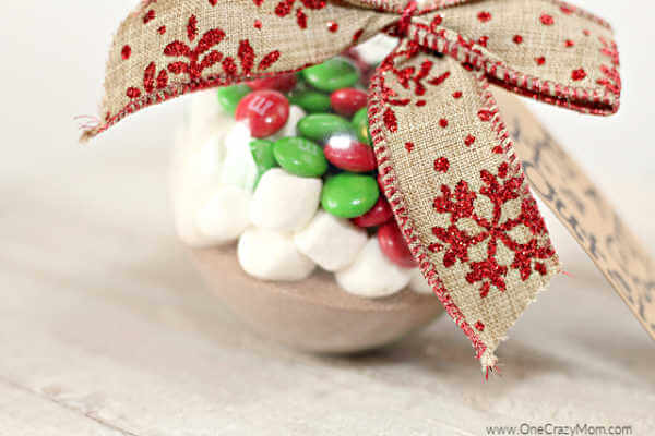 This easy Hot Cocoa Ornament is one of our favorite Hot Chocolate Gift Ideas. Individual hot chocolate gifts make such a thoughtful gift everyone will love! This easy Hot Cocoa Ornament is one of our favorite Hot Chocolate Gift Ideas. Individual hot chocolate gifts make such a thoughtful gift everyone will love!