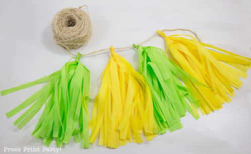 We have the best Graduation Party Ideas. You will find a big list of decor ideas, party food recipes, gifts and more to make your party a success. Tassel in different colors for garland.