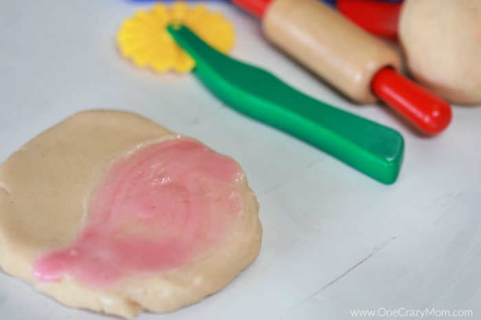 If your kids love playdough, they are going to go crazy over Color Changing Homemade Playdough Recipe. Impress your kids with color changing playdough! If your kids love playdough, they are going to go crazy over Color Changing Homemade Playdough Recipe. Impress your kids with color changing playdough!