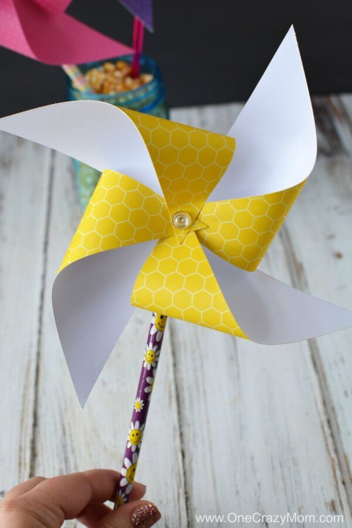 Learn how to make paper pinwheels. It's so easy to make paper pinwheels. Once you know how to make a paper pinwheel, it's very simple. Paper pinwheels DIY! Pinwheel ready to use.