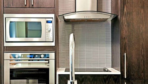 Get your kitchen clean in no time at all with these Kitchen Cleaning Hacks. Find over 15 kitchen cleaning tips to make life easier. Get your kitchen clean in no time at all with these Kitchen Cleaning Hacks. Find over 15 kitchen cleaning tips to make life easier.