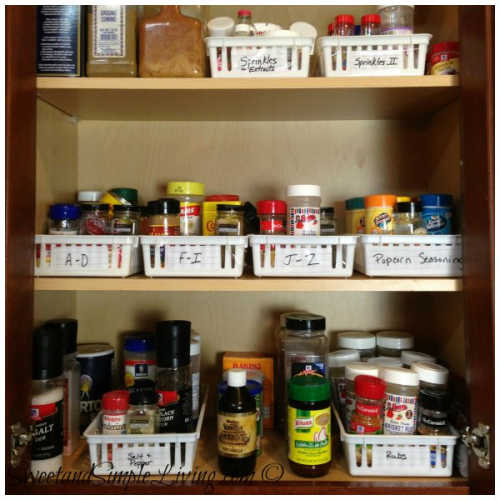 If you are overwhelmed with your spice cabinet, learn the best way to organize spices. Find 15+ ways to organize spices that will keep everything in order. If you are overwhelmed with your spice cabinet, learn the best way to organize spices. Find 15+ ways to organize spices that will keep everything in order.