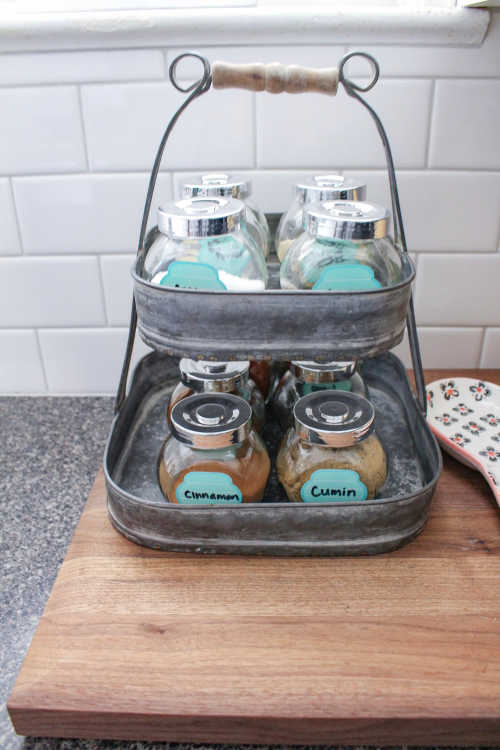 If you are overwhelmed with your spice cabinet, learn the best way to organize spices. Find 15+ ways to organize spices that will keep everything in order. If you are overwhelmed with your spice cabinet, learn the best way to organize spices. Find 15+ ways to organize spices that will keep everything in order.