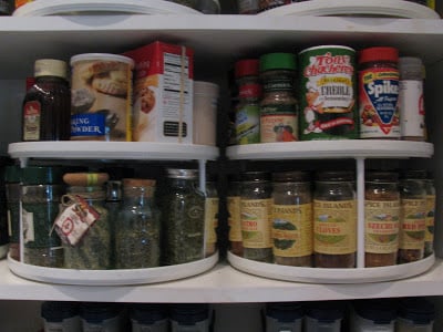 If you are overwhelmed with your spice cabinet, learn the best way to organize spices. Find 15+ ways to organize spices that will keep everything in order. If you are overwhelmed with your spice cabinet, learn the best way to organize spices. Find 15+ ways to organize spices that will keep everything in order.