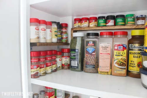 If you are overwhelmed with your spice cabinet, learn the best way to organize spices. Find 15+ ways to organize spices that will keep everything in order. If you are overwhelmed with your spice cabinet, learn the best way to organize spices. Find 15+ ways to organize spices that will keep everything in order.